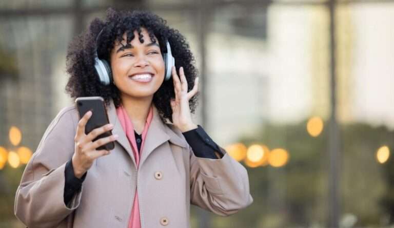 Creative Ways to Turn On Wireless Headphones Without a Power Button